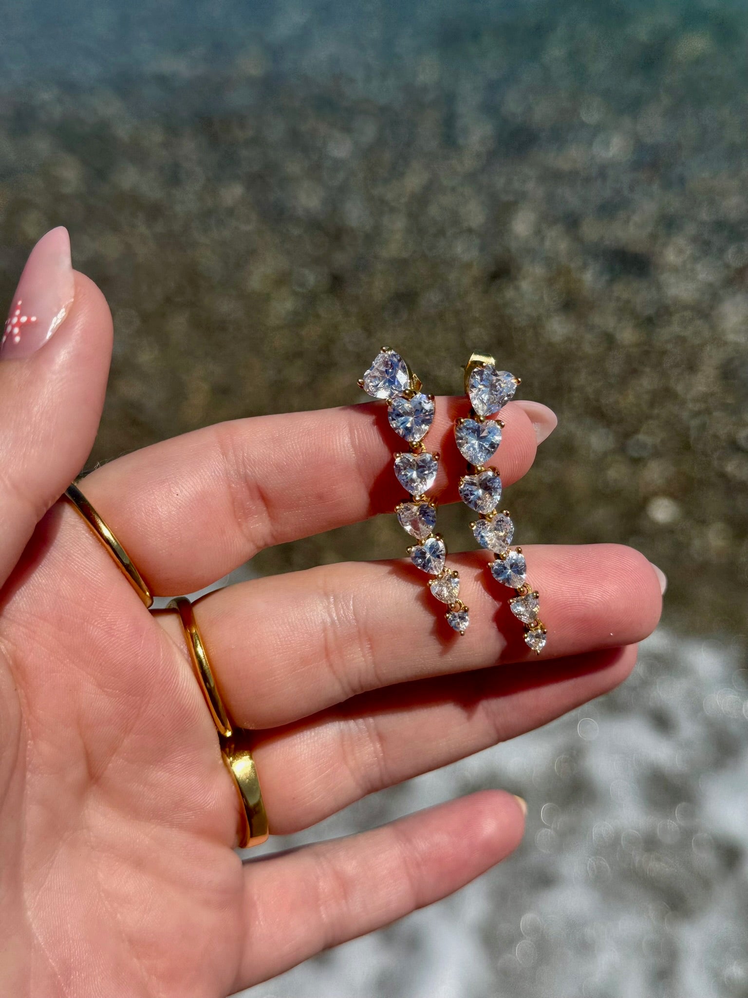 Amoria Crystal Multi Hearts øreringe 18K guldbelagt